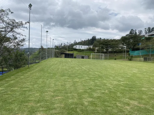 Terreno de Venta en Urbanización Cerrada y Exclusiva en Cumbayá. La Quinta — imagen 4