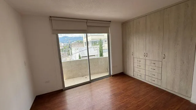 Hermoso Departamento de 3 Dorm. en Venta en El Barrio Santa Ines Cumbaya — imagen 2