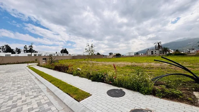 Vendo Lote Unifamiliar en Cumbaya - Urbanización Santa Mónica — imagen 3