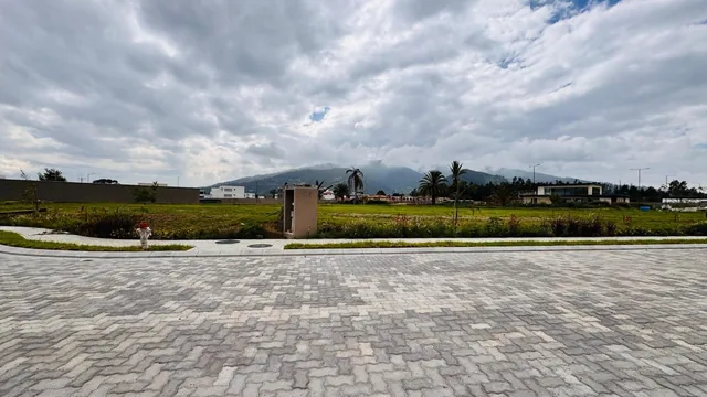 Vendo Lote Unifamiliar en Cumbaya - Urbanización Santa Mónica — imagen 2