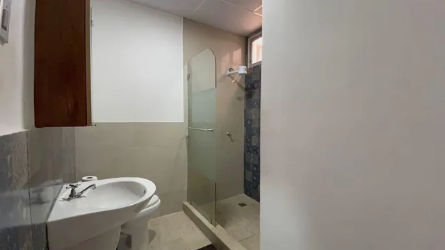 Venta Departamento Amplio, Recién Remodelado con Parqueo en Los Ceibos (Gim), Guayas — imagen 3