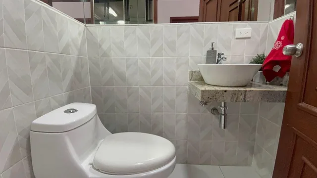 Venta Departamento Amplio, Recién Remodelado con Parqueo en Los Ceibos (Gim), Guayas — imagen 2