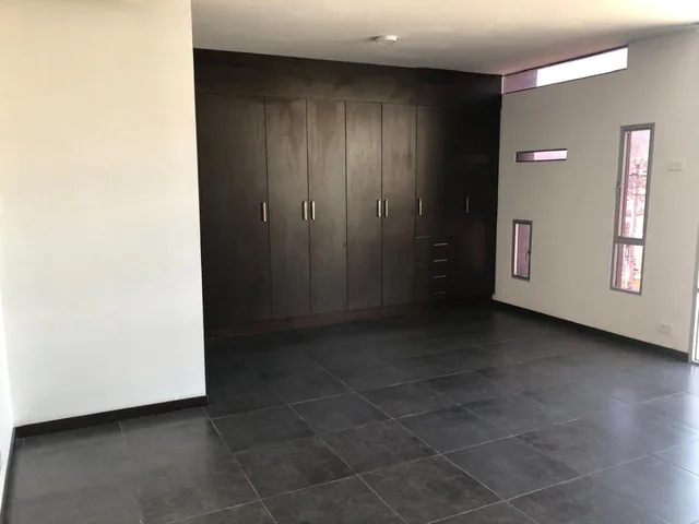 Departamento Duplex con Excelente Ubicación 2 Dorm. en El Centro de Cumbayá — imagen 5