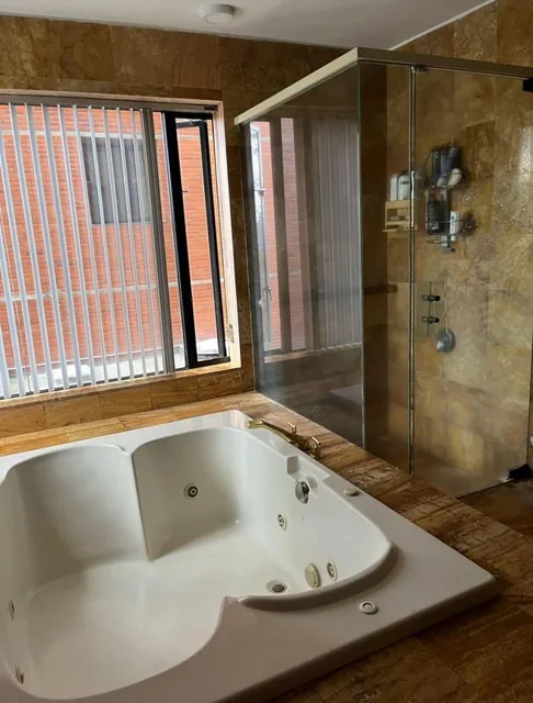 Departamento de Venta en Av González Suárez en El Lujoso Edificio Torre Sol II — imagen 4