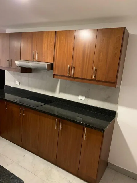 Vendo Hermoso Departamento Ubicado en El Quito Tenis, con Linda Vista, en Edificio Moderno — imagen 2