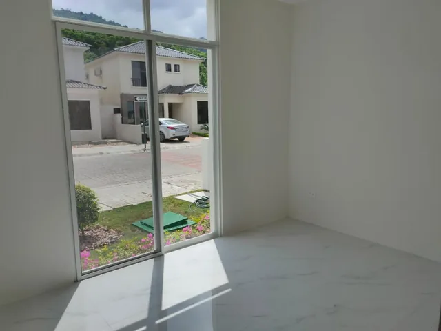Casa de Venta en La Urbanización Porto Alegre, Vía a La Costa, de Estreno. Guayas — imagen 2