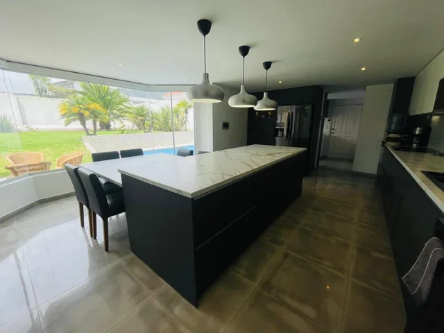 Casa de Una Planta con Piscina en Urbanización — imagen 3