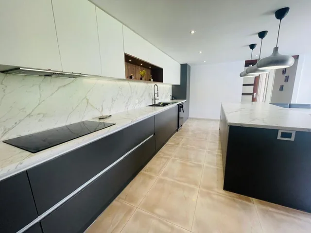 Casa de Una Planta con Piscina en Urbanización — imagen 2