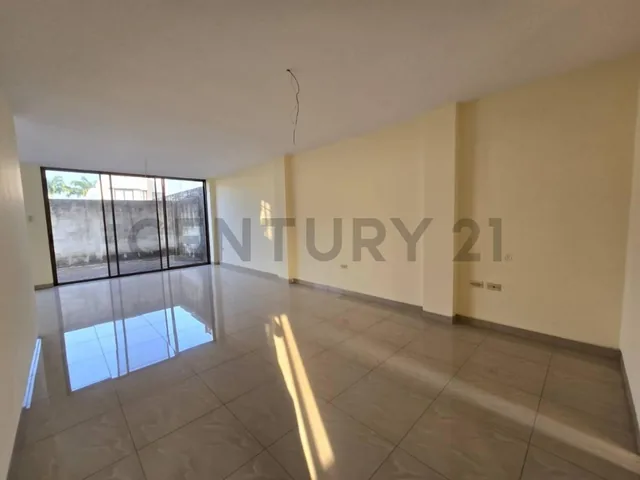 Venta Casa con Jacuzzi en Urb. Mallorca Village, La Aurora, Guayas — imagen 3