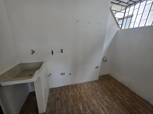 Vendo Departamento Remodelado en Los Ceibos, Parqueo, Guayas — imagen 4
