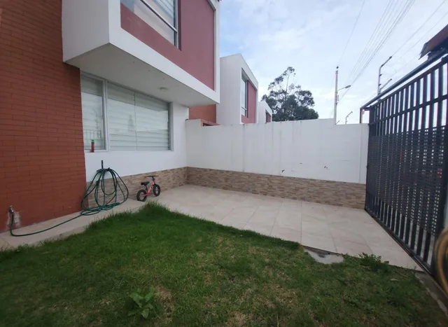 Venta Casa en Pusuqui Cerca del Colegio Eugenio Espejo y Escuela de Policía. Provincia de Pichincha — imagen 2