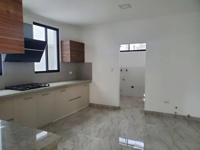 Casa de Venta en La Urbanización Condado de Vicolinci, Diseño Contemporaneo, Guayas — imagen 4