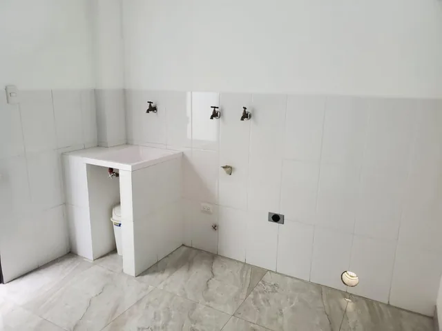 Casa de Venta en La Urbanización Condado de Vicolinci, Diseño Contemporaneo, Guayas — imagen 2