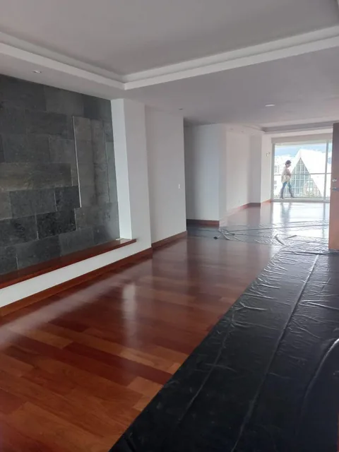 Elegancia y Vista Privilegiada: Espectacular Departamento en La González Suárez — imagen 3