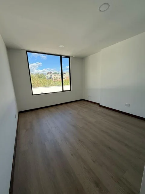 Casa de 220 m² con 3 Habitaciones en Venta en González Suárez — imagen 3