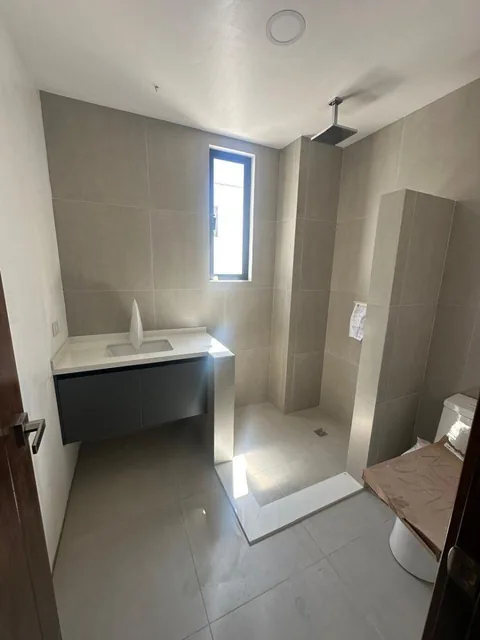 Casa de 220 m² con 3 Habitaciones en Venta en González Suárez — imagen 2