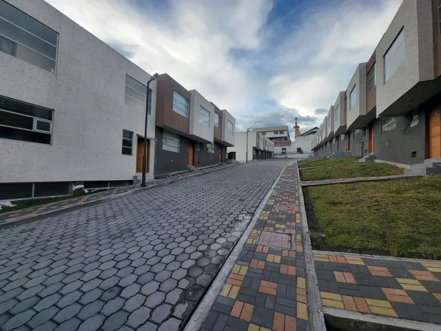 Hermosa Casa en El Conjunto Lisboa, Tungurahua — imagen 2