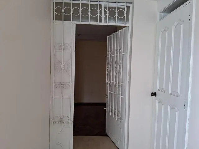 Vendo Casa Monteserrin 480 m² /10 Dorm./ con 375 m² Terreno — imagen 3
