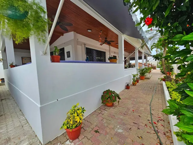 Vendo Hermosa Casa Esquinera Muy Amplia con Piscina y Suites en Chipipe — imagen 5