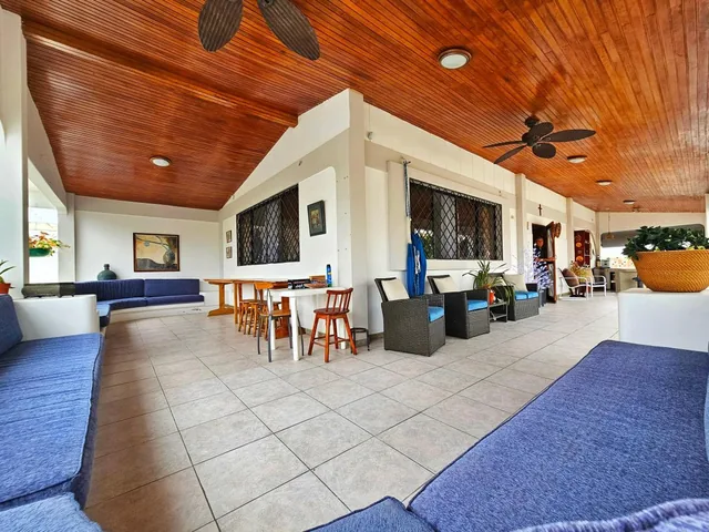 Vendo Hermosa Casa Esquinera Muy Amplia con Piscina y Suites en Chipipe — imagen 4