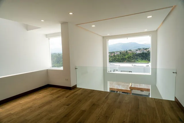 Casa con 5 Habitaciones en Venta en Cumbayá, 588 m² — imagen 3