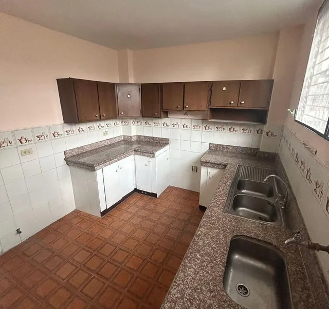 Casa Rentera Dos Departamentos Independientes con Losa Para 3er Piso Alborada 6ta Etapa Acepta Biess, Guayas — imagen 4