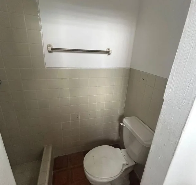 Casa Rentera Dos Departamentos Independientes con Losa Para 3er Piso Alborada 6ta Etapa Acepta Biess, Guayas — imagen 3