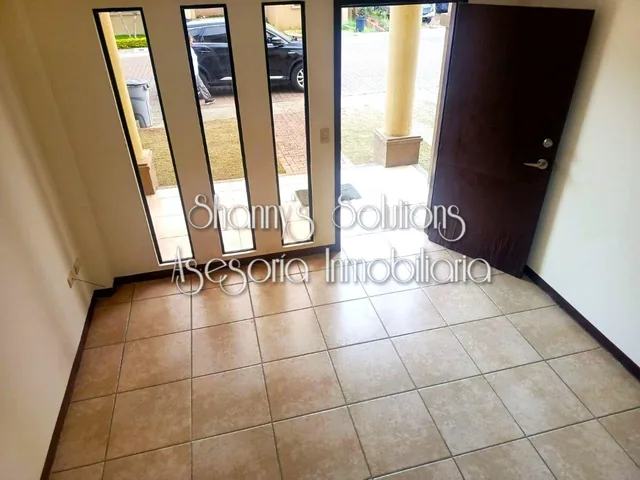Villa Club - Venta Casa Dos Plantas con 3 Hab, Patio, Cuarto de Servicio y Garajes, Guayas — imagen 3