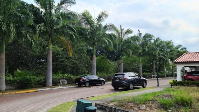 Terreno Esquinero en Venta en Urb. Pedralbes, Vía a La Costa, Guayas — imagen 2