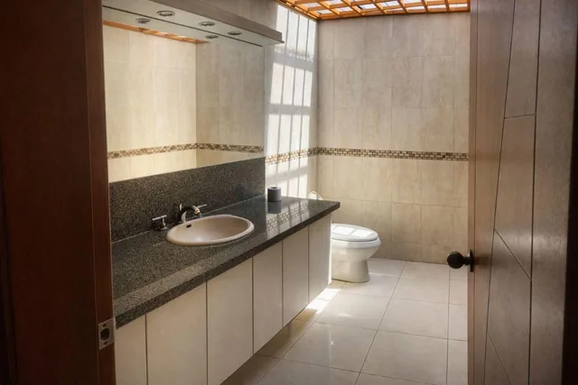 En Venta Amplia Casa con 5 Dorm. Dentro de Urb Residencial Valle de Los Chillos — imagen 3