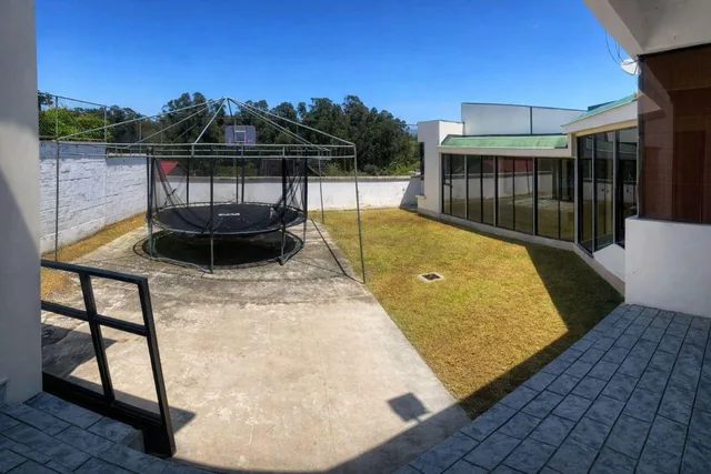 En Venta Amplia Casa con 5 Dorm. Dentro de Urb Residencial Valle de Los Chillos — imagen 2
