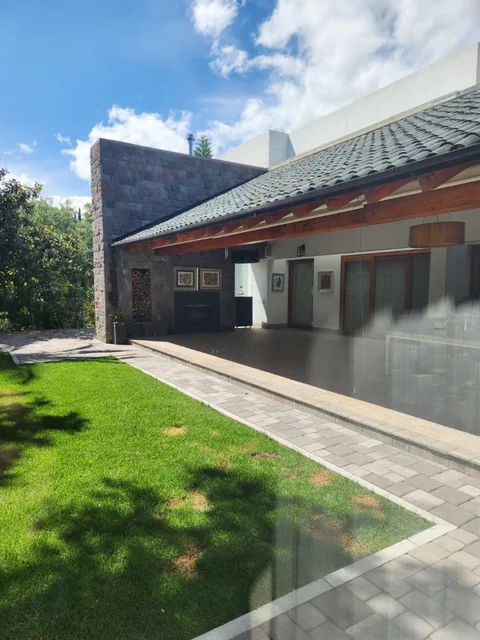 Hermosa Casa de Renta Cumbaya Urbanizacion — imagen 2