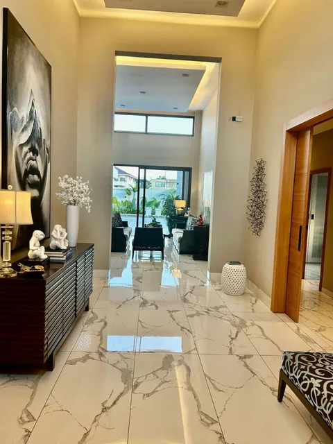 Vendo Moderna Casa en Samborondon, Isla Mocoli, 1 Planta, Piscina, Guayas — imagen 4