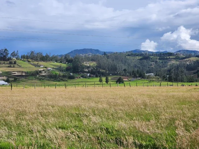 En Tarqui Terreno Plano en Venta con Frente a La Vía, Azuay — imagen 5