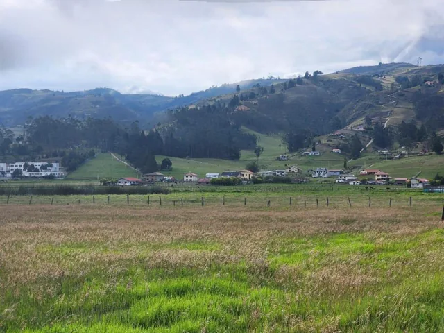 En Tarqui Terreno Plano en Venta con Frente a La Vía, Azuay — imagen 3