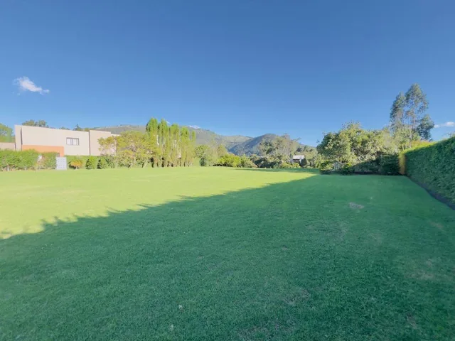 Vendo Hermoso Terreno con Tres Casas Habitables, Lideal Para Proyecto Sector Lomas de Cumbaya! — imagen 4