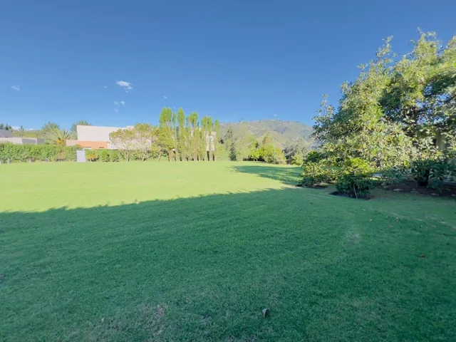 Vendo Hermoso Terreno con Tres Casas Habitables, Lideal Para Proyecto Sector Lomas de Cumbaya! — imagen 2