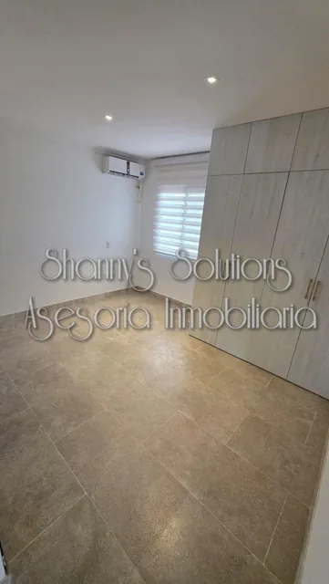 Samborondon Km 10. - Venta Casa con 4 Hab, Piscina, Patio, Balcones y Garajes, Guayas — imagen 2