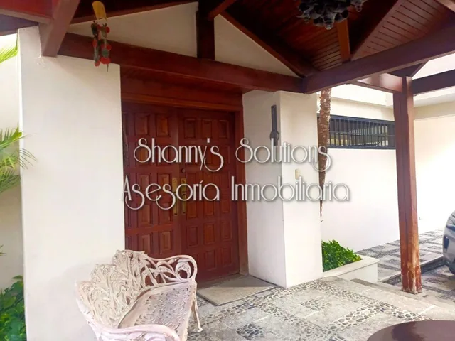 Urdesa - Venta Casa Sin Amob de 2 Plantas con 3 Hab, Estudio, Patio, Areas Verdes, Guayas — imagen 2