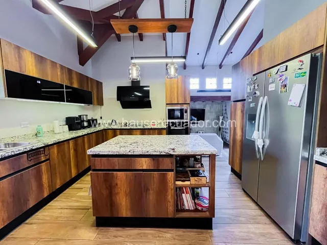 Oportunidad Única Casa de Una Planta con Amplios Patios, Estudio y Seguridad en Urbanización Privada — imagen 2