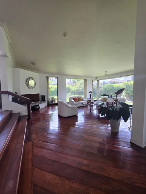 Linda Casa de Venta Una Planta con Niveles en Cumbaya — imagen 3