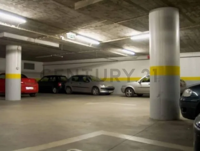 Venta de Parqueo en Centro Empresarial, Edificio Las Camaras, Alee, Guayas — imagen 2