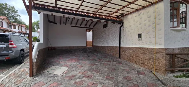 Casa de Venta en Tumbaco Calle El Sauce en con Junto Privado, Junto Al Ventura Mall — imagen 2