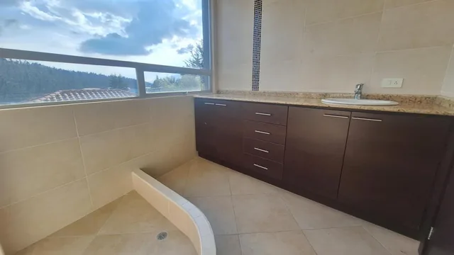 Vendo Dpto 3 Dorm 3 Baños Mas Balcon Bromelias 2 Parqueaderos — imagen 2