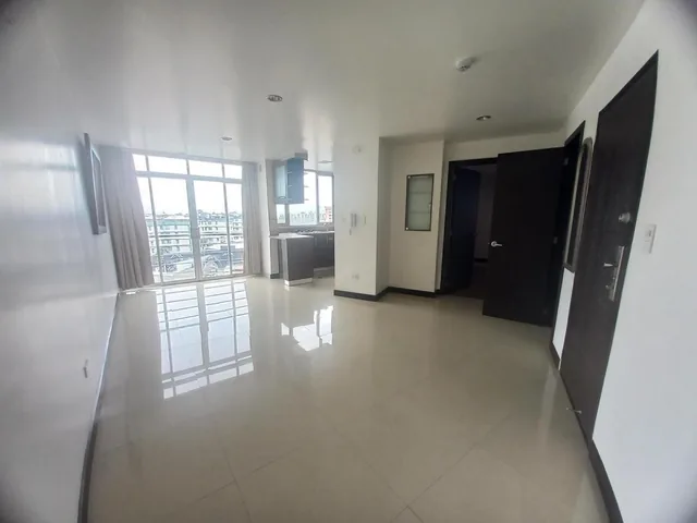 Vendo Excelente Suite en Edificio con Guardiania 24 H — imagen 4