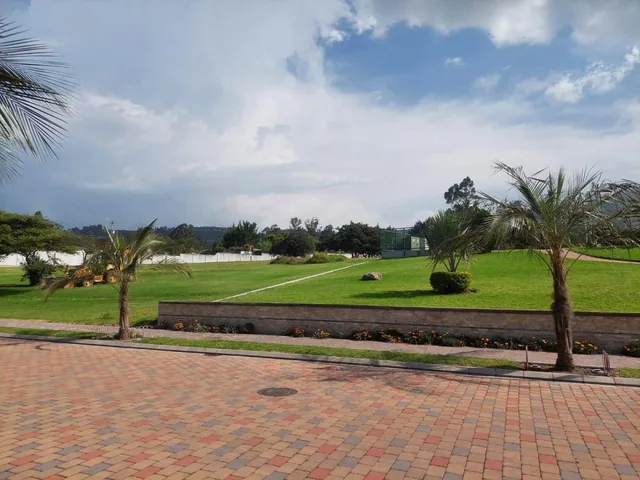 Terreno de 1052 m² en Venta, Tumbaco con Vista Al Parque — imagen 2