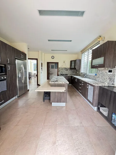 Vendo en Puerto Azul, Amplia Casa, 4 Dorm. + Estudio/5to Dorm + Family Room. Sala Doble Altura, Guayas — imagen 2