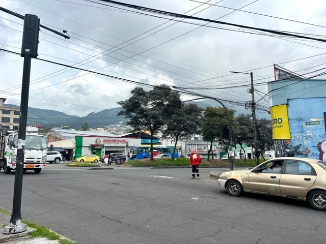 Mv - Sector Pintado, Av Mariscal Sucre en Venta Terreno Comercial 690,83 m² — imagen 4
