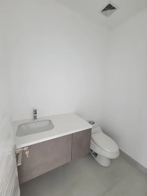En Venta Lujosa Casa de Estreno en Aires Norte, Vía a Samborondón, Guayas — imagen 5
