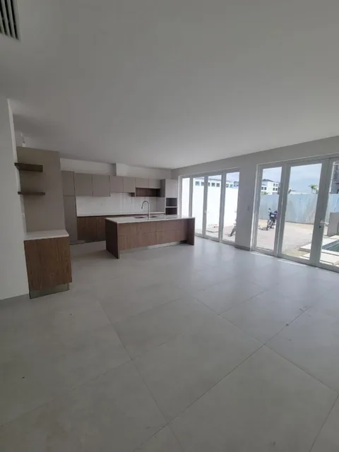 En Venta Lujosa Casa de Estreno en Aires Norte, Vía a Samborondón, Guayas — imagen 4